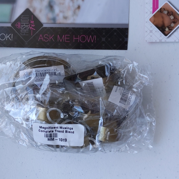 Paparazzi Jewelry Fashion Fix Complete Set Brass Links - Picture 2 of 5